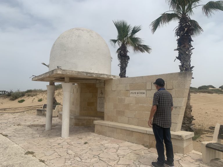 מטיילים עם יגאל